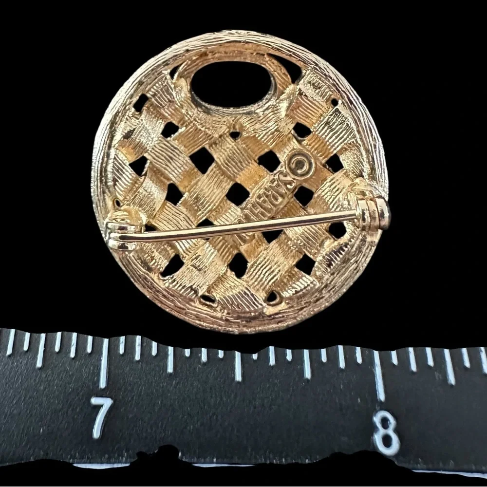 Elegant Gold-Tone Woven Brooch‎
